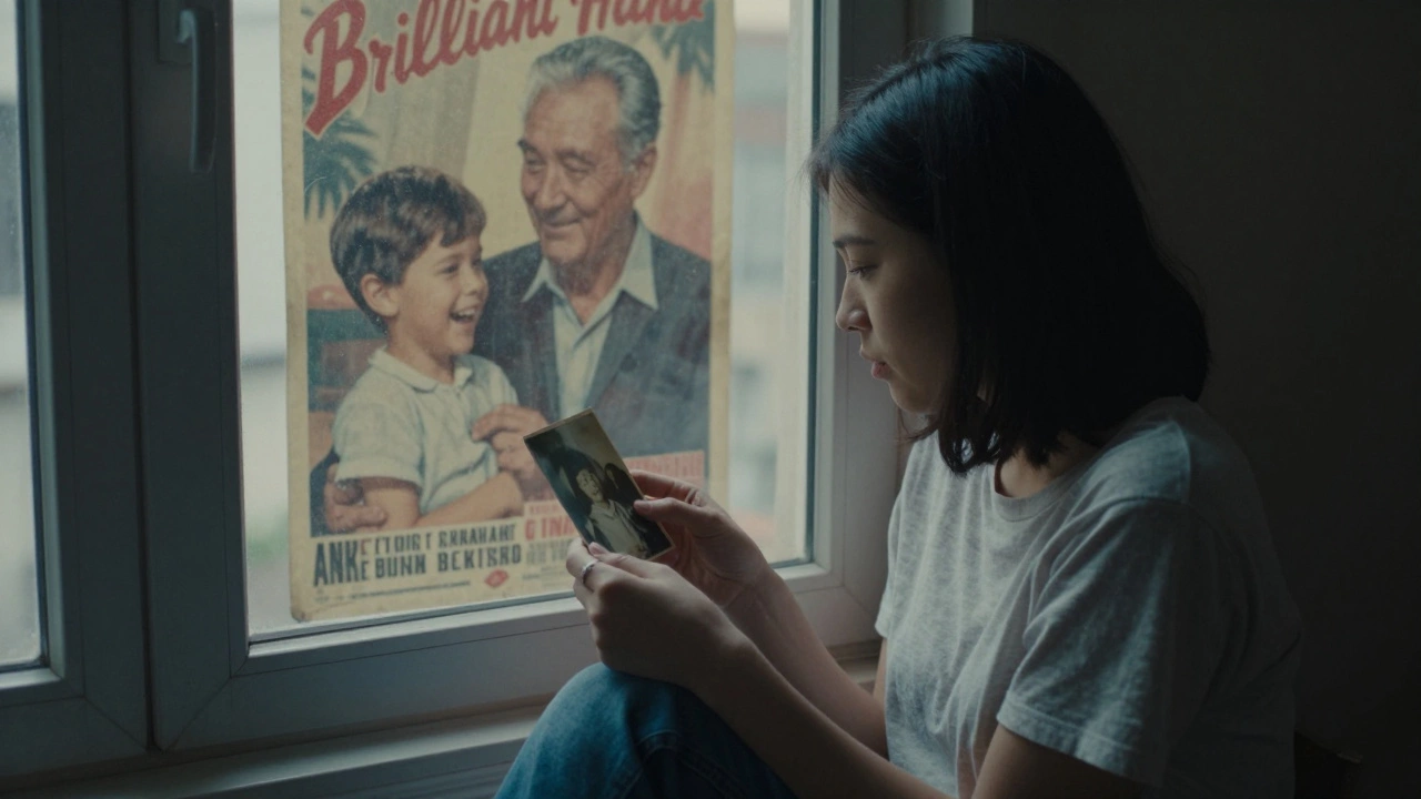 Девушка сидит у окна, держит старую фотографию, в отражении стекла — воспоминания детства с дедушкой.